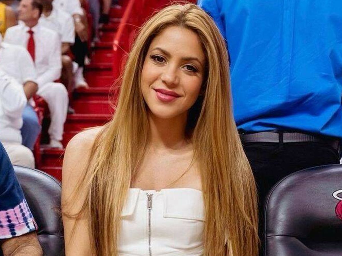 “Te vistió el enemigo”: Shakira se convirtió en el centro de las críticas por ‘creativo’ vestuario en la semana de la moda